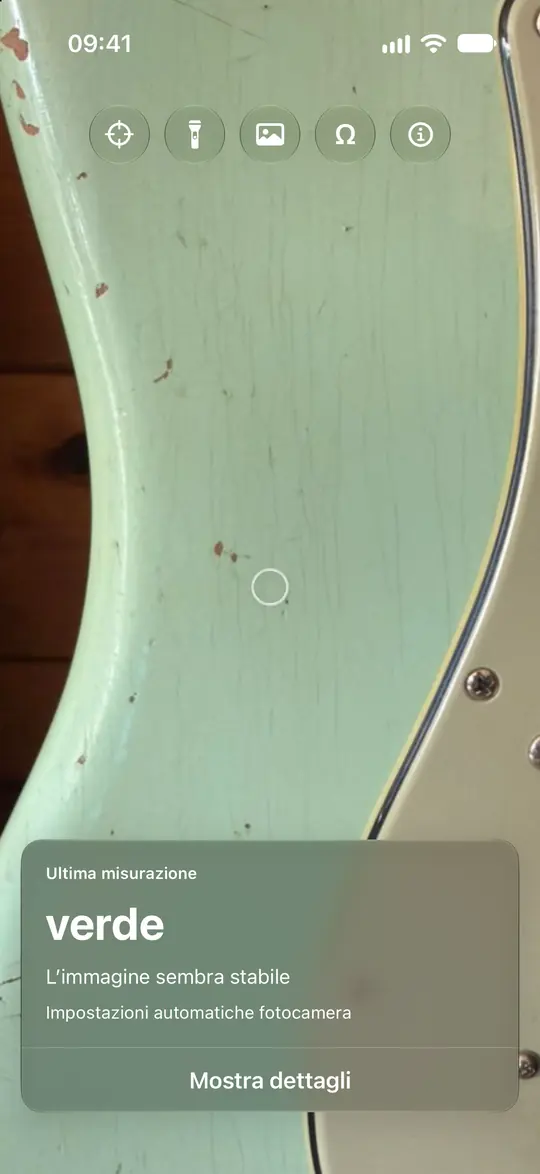 Opsino identifica il verde su una finitura chiara di chitarra.