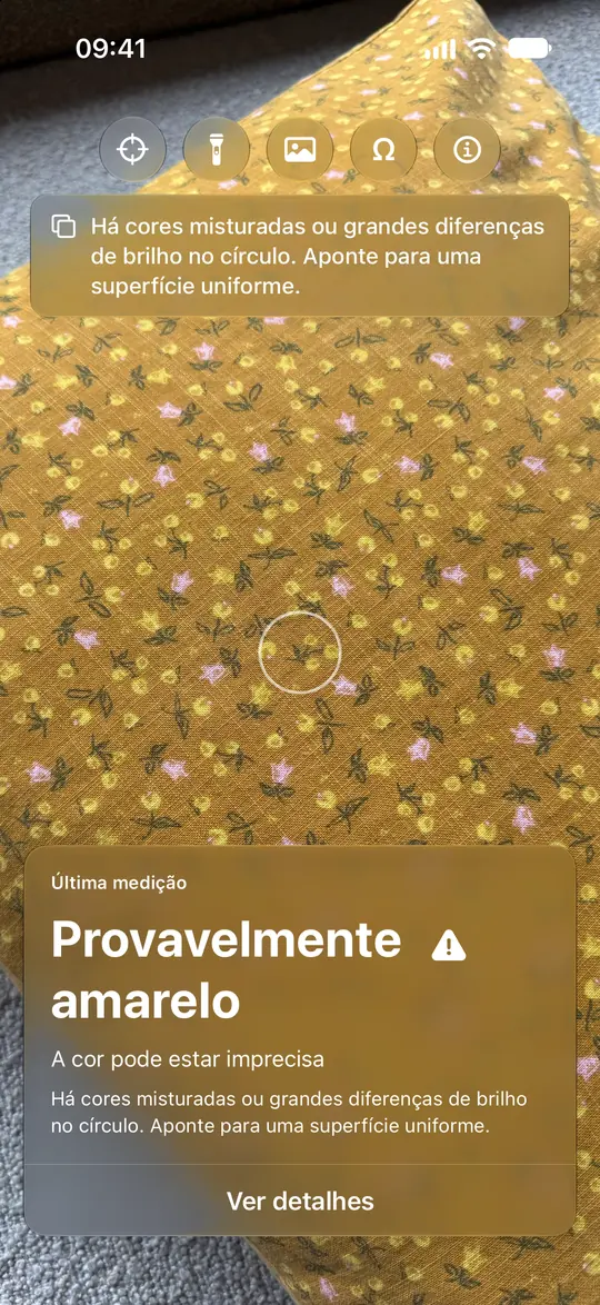 Tecido amarelo com padrão: Opsino apresenta Provavelmente amarelo, com um aviso de cores misturadas.