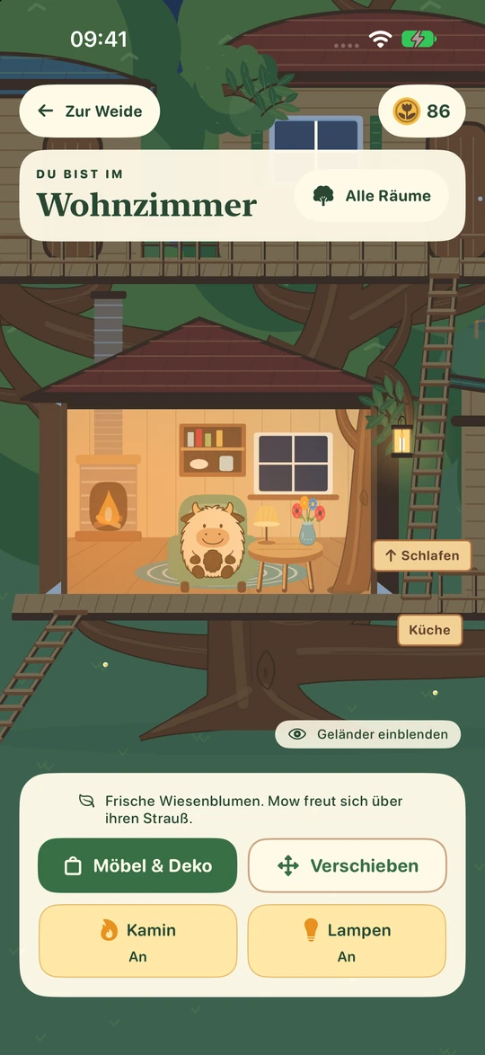 Mow im Wohnzimmer bei Nacht, beleuchtet von warmem Kamin- und Lampenlicht