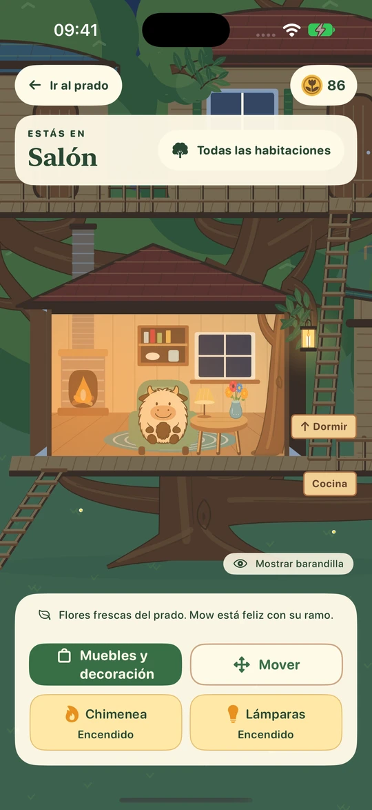 Mow en el salón de noche, iluminada por la luz cálida de la chimenea y las lámparas