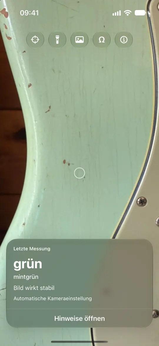Opsino erkennt Grün auf dem hellen Lack einer Gitarre.